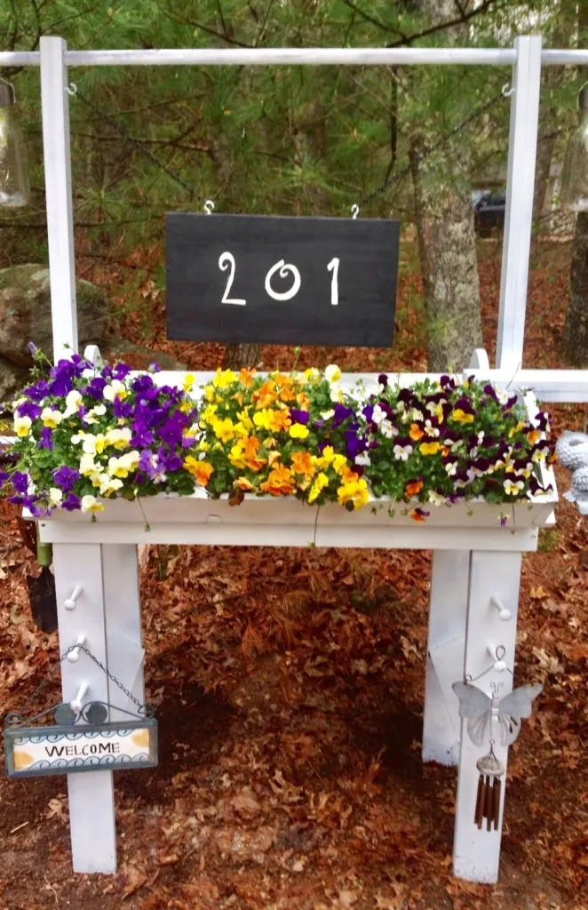 DIY House Number Floral Planter Our Crafty Mom #flowerstand #diyproject #outdoorprojects