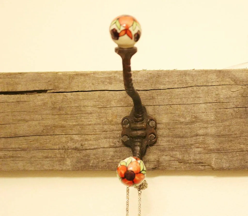 DIY Pallet Necklace Holder With Vintage Knobs Our Crafty Mom 5