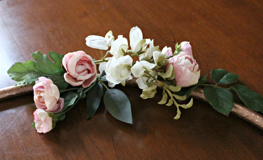 How To Make A DIY Floral Photo Hoop Our Crafty Mom #graduationdecor #weddingdecor #farmhousehens #repurposed #diy