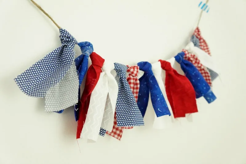 Quick And Easy Red, White & Blue Crafts And Home Decor Our Crafty Mom #redwhiteandblue #patrioticcrafts #fourthofjulydecor #patrioticdecor #merrymonday