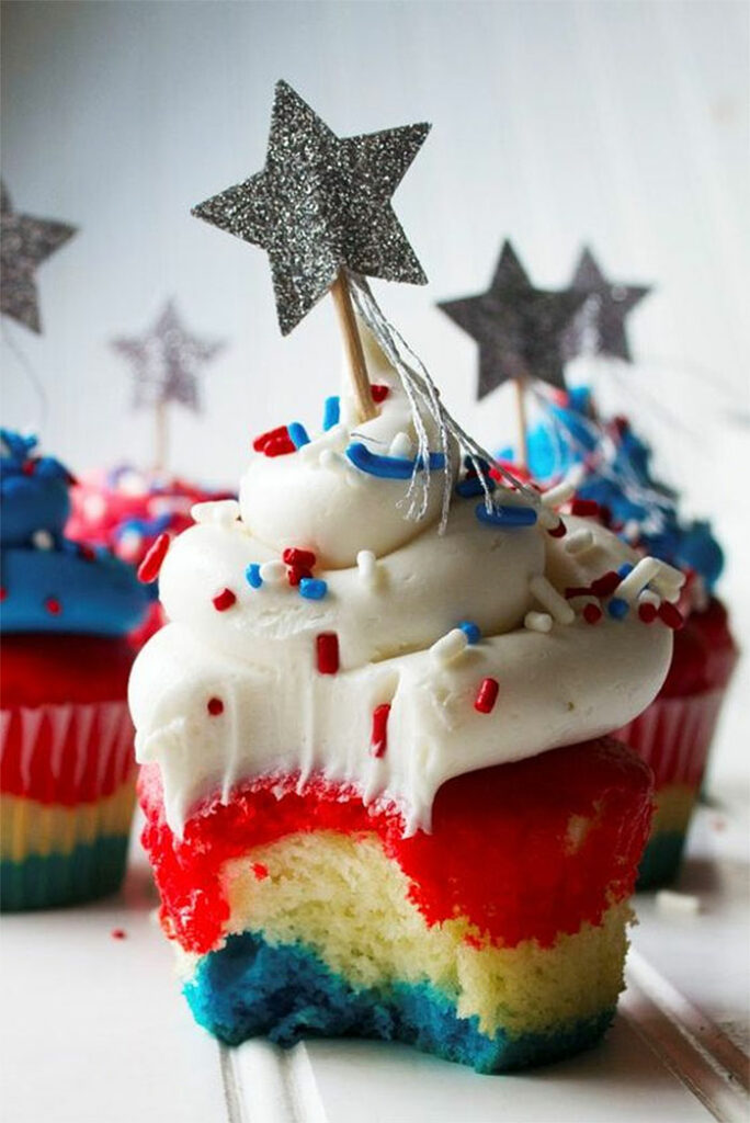 Red-White-and-Blue-Patriotic-Cupcakes-684x1024
