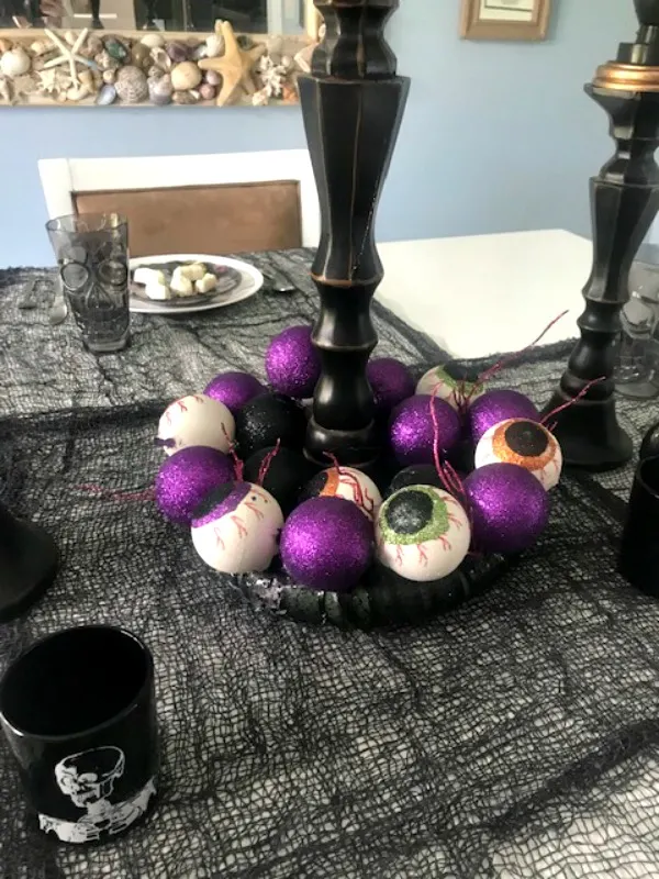 eyeball wreath halloween tablescape
