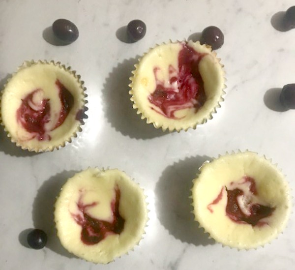 mini cheesecake with cranberries