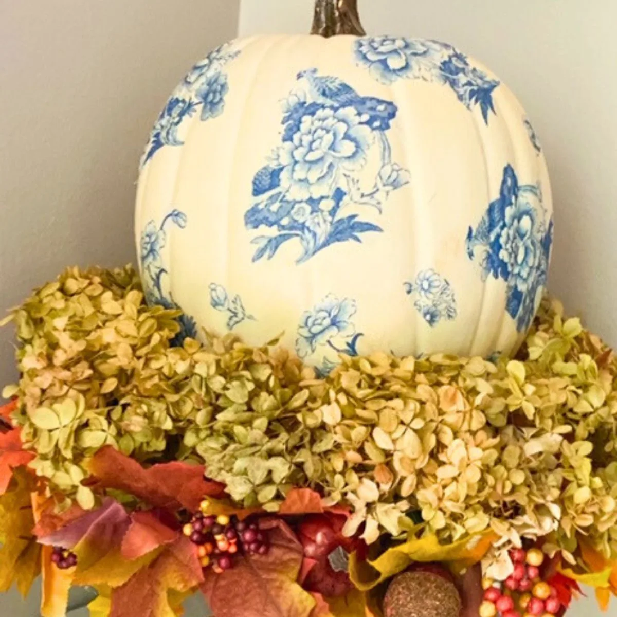 white pumpkin with chinoiserie napkins