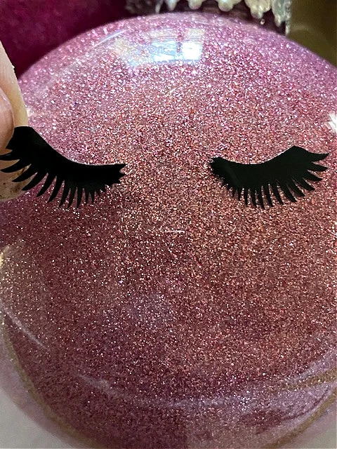 lashes on ornament