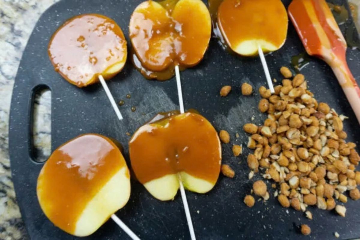 adding melted caramel to sliced apples