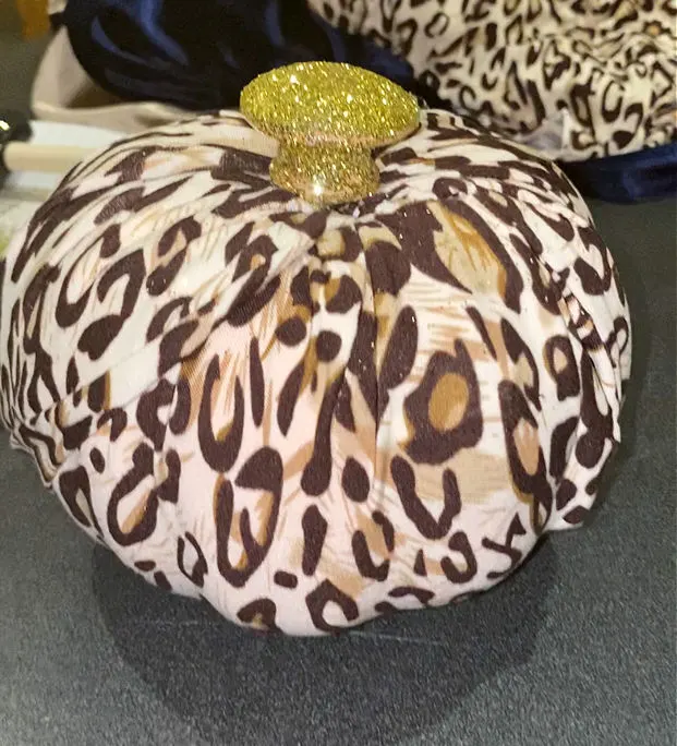 leopard pumpkin with glitter knob