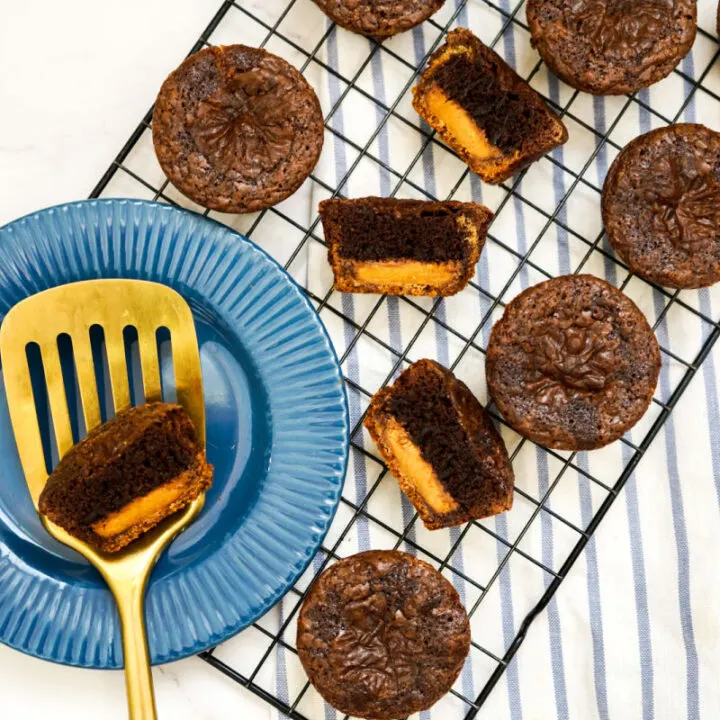 removing cookies from tray