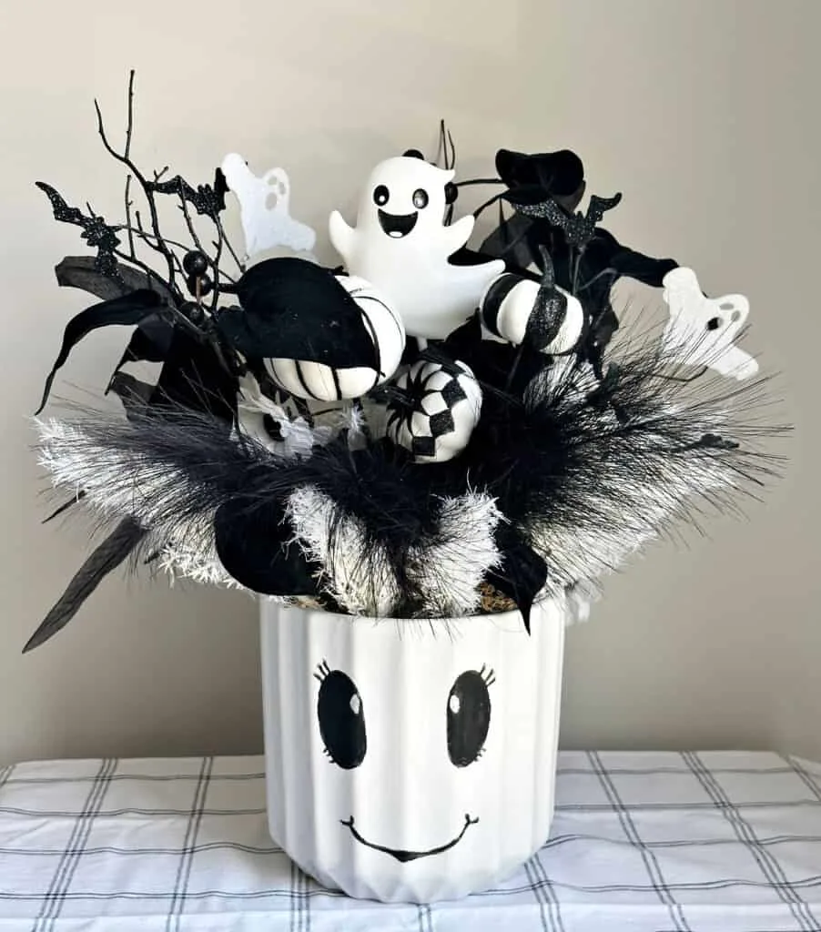 Boyalı Hayalet Yüz ve Siyah Beyaz Çiçekli Cadılar Bayramı Centerpiece
