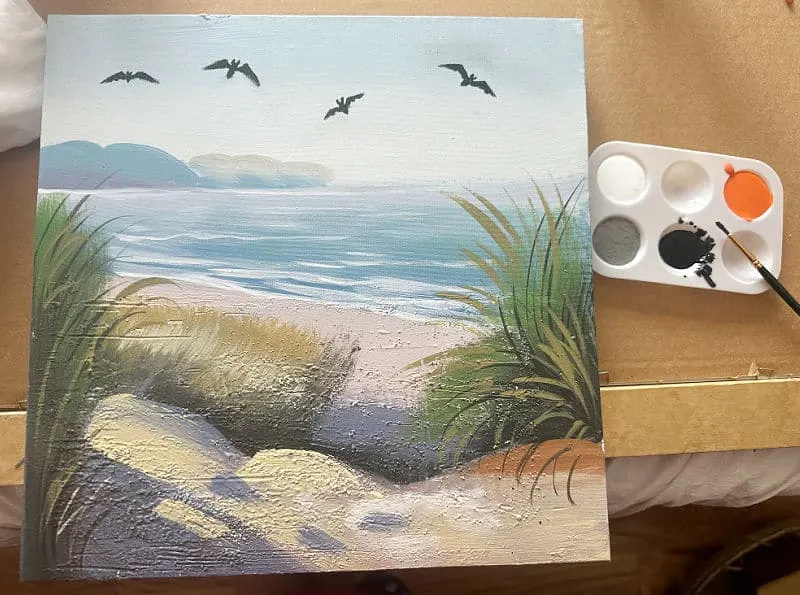 Plaj sahnesinde boyanmış yarasalar