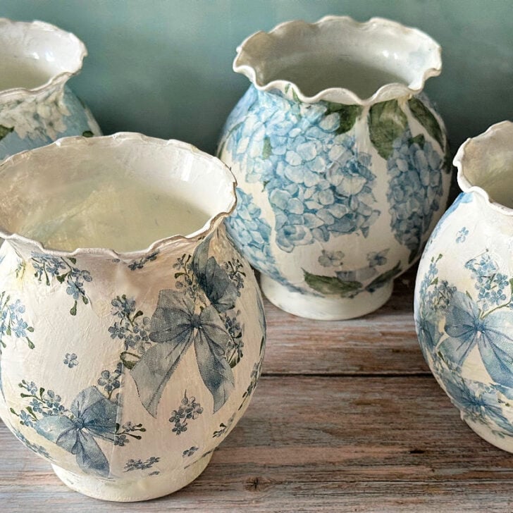 4 vases covered with napkins