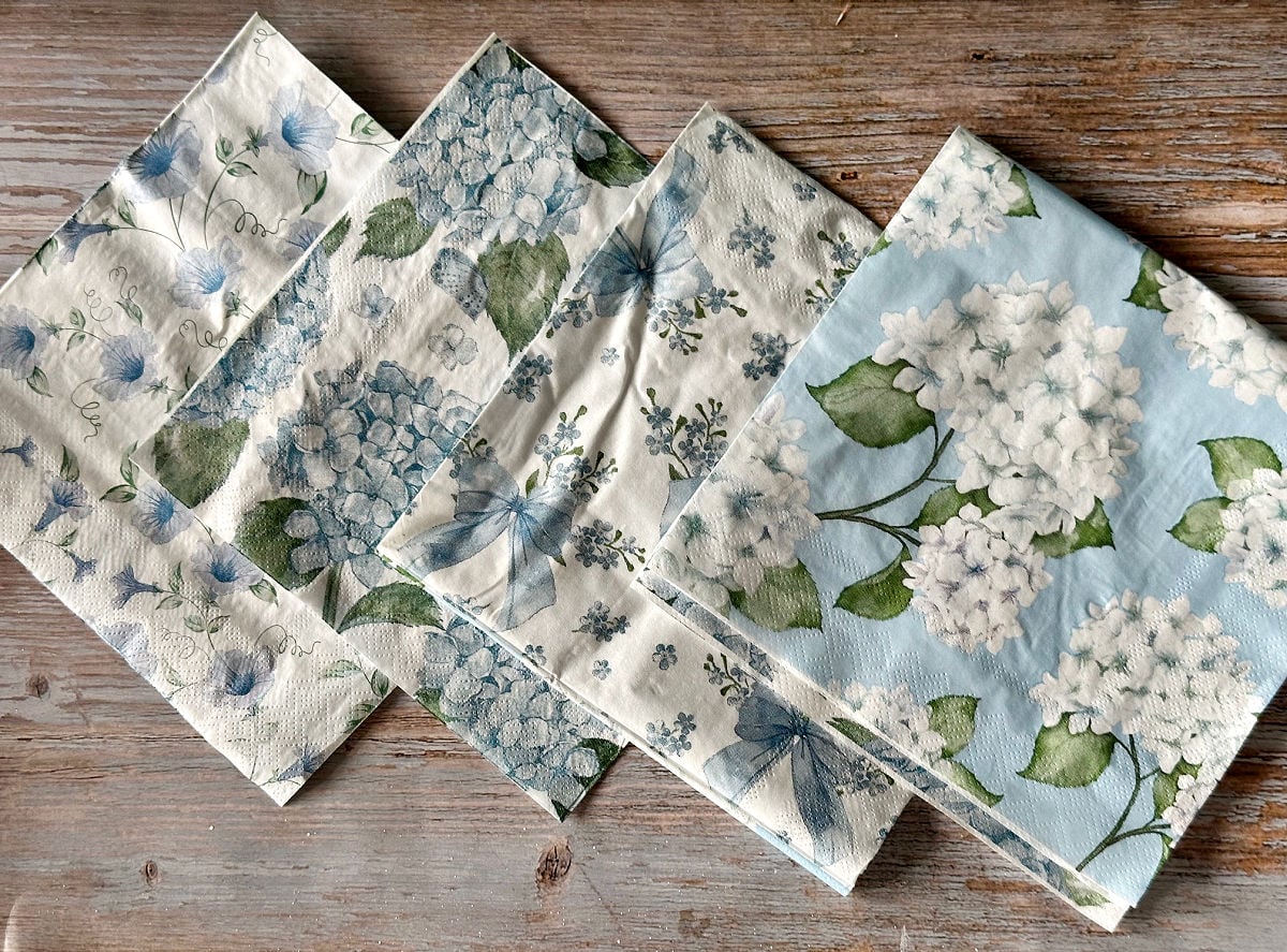 4 blue and white napkins