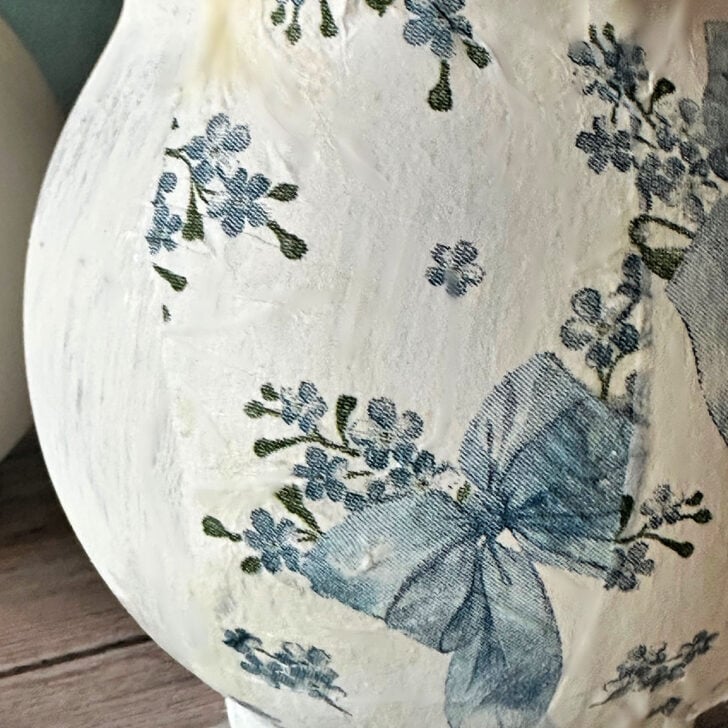 close up of blue bow ribbon napkin on vase