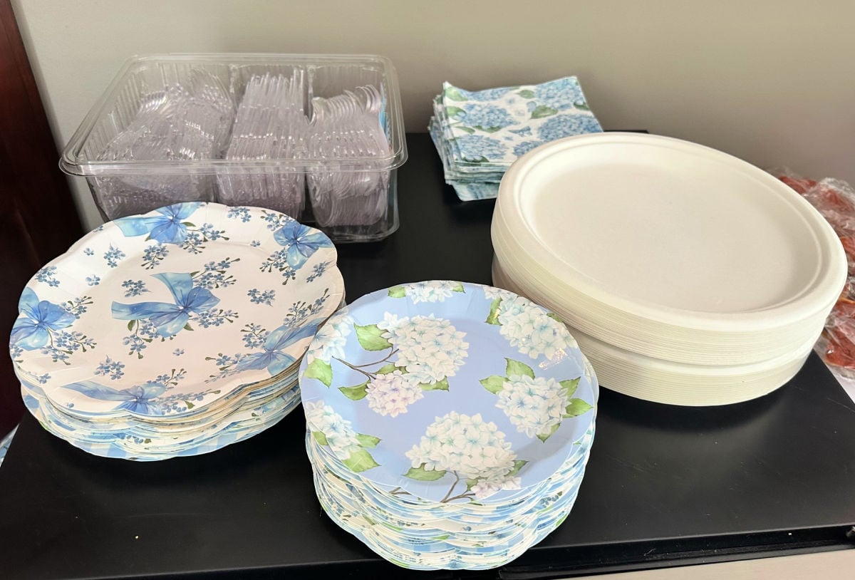 hydrangea plates and napkins